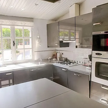 5 Pièces Avec Piscine Privée Près De La Au Lavandou - Fr-1-251-852 * Le Lavandou