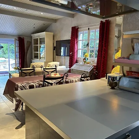 Casa vacanze 5 Pièces Avec Piscine Privée Près De La Au Lavandou - Fr-1-251-852