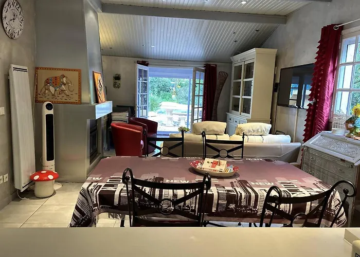 Hébergement de vacances 5 Pièces Avec Piscine Privée Près De La Au Lavandou - Fr-1-251-852