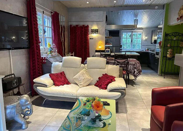 5 Pièces Avec Piscine Privée Près De La Au Lavandou - Fr-1-251-852 *