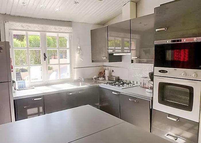 5 Pièces Avec Piscine Privée Près De La Au Lavandou - Fr-1-251-852 * Le Lavandou