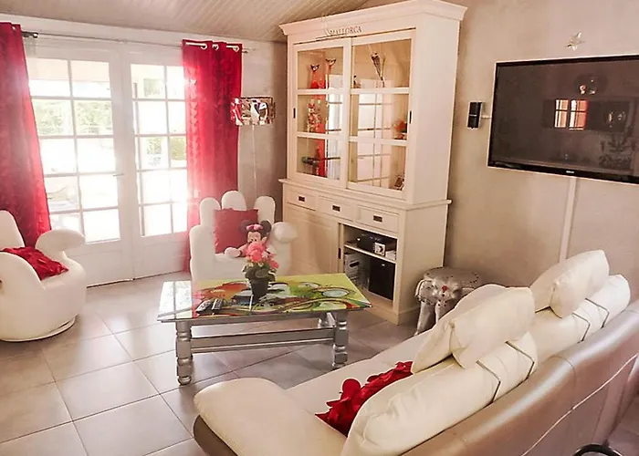 5 Pièces Avec Piscine Privée Près De La Au Lavandou - Fr-1-251-852 *