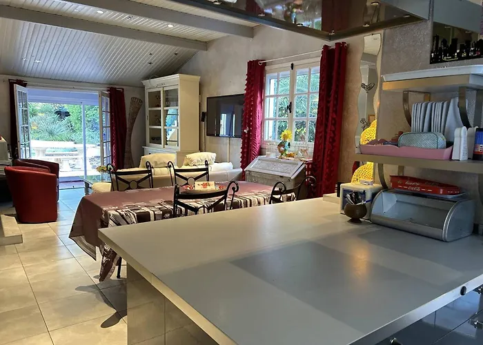 Hébergement de vacances 5 Pièces Avec Piscine Privée Près De La Au Lavandou - Fr-1-251-852